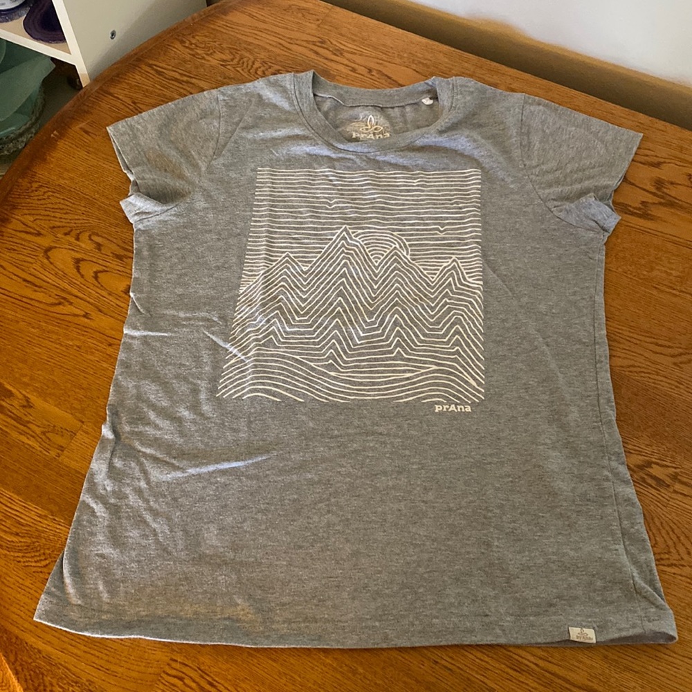 Prana heather Gray shirt with geometric mountain design